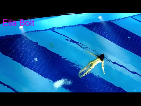 ❤️ Non podo deixar de mirar, unha moza loira que é sorprendida nadando espida na piscina do resort ELLA BOLT Sexo de calidade en % gl.milf300com.ru % ❌️❤